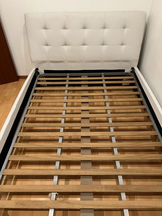 Cama de casal com algumas marcas