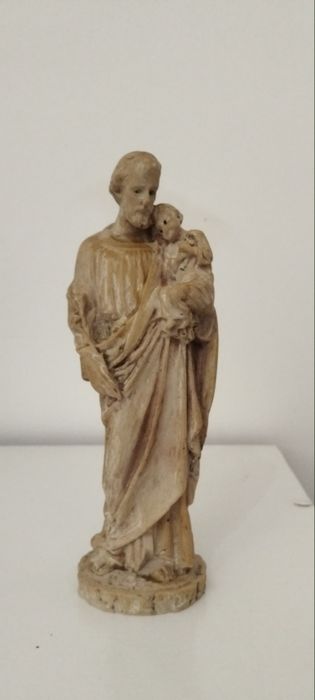 Santos...um deles em pedra e a nossa senhora com os pastorinhos  latão