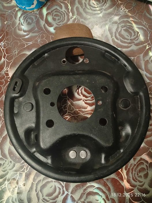 Опорный диск, правый, заднего моста ВАЗ 2108 - 2112. Щит колодок, задн