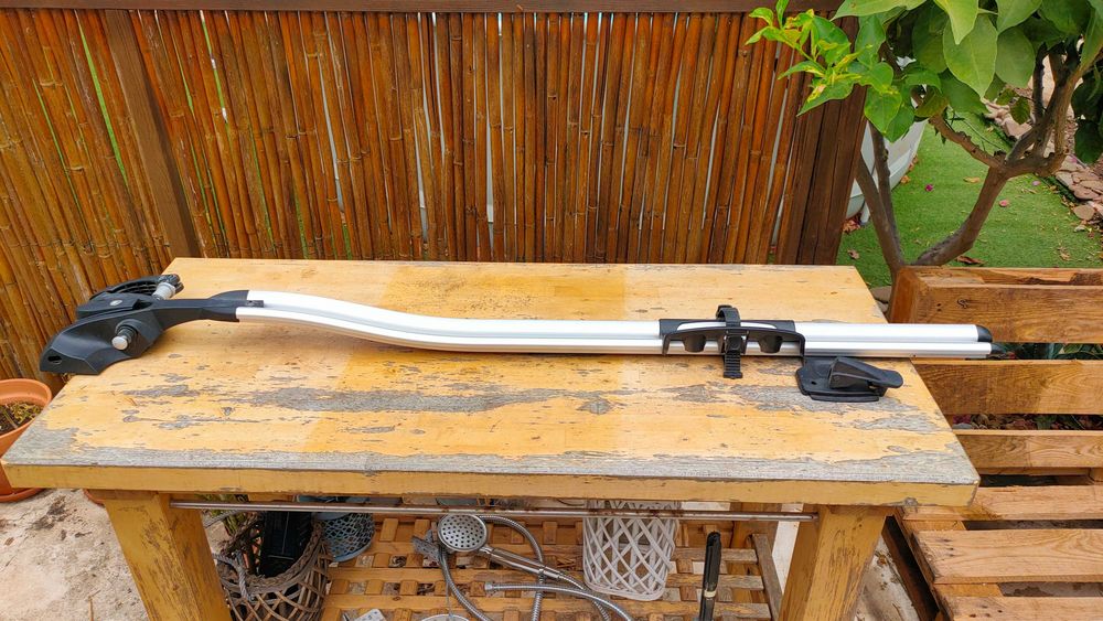 Thule OutRide 561 — Fork-Mount Roof Bike Carrier (carbon-safe)
