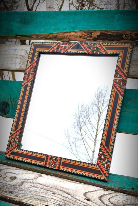 Дзеркало в деревяній рамці