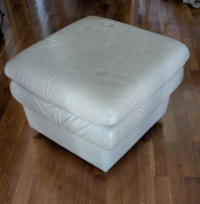Conjunto de 2 Sofás + Pufe, em pele, impecáveis. Oportunidade imperdível.