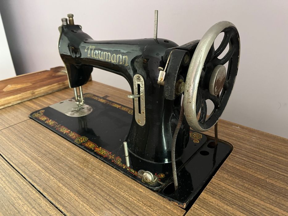 Máquina de Costura Antiga Naumann com Móvel e Pedal Original