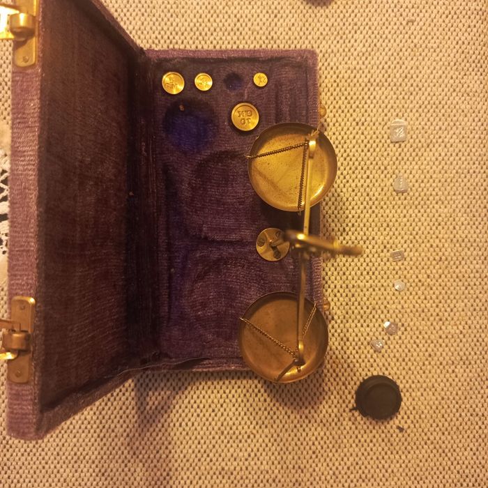 W waga stara indyjska z odważnikami z mosiądzu początek 19 wieku