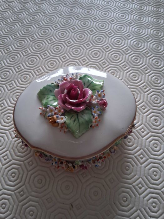 caixa guarda-joias em porcelana da extinta fábrica portuguesa Artibus