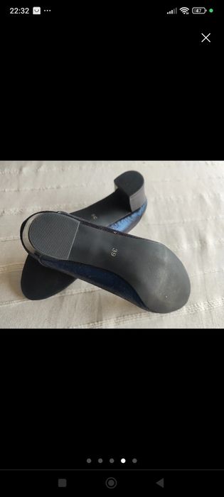 Sapatos de mulher azul escuro e dourado