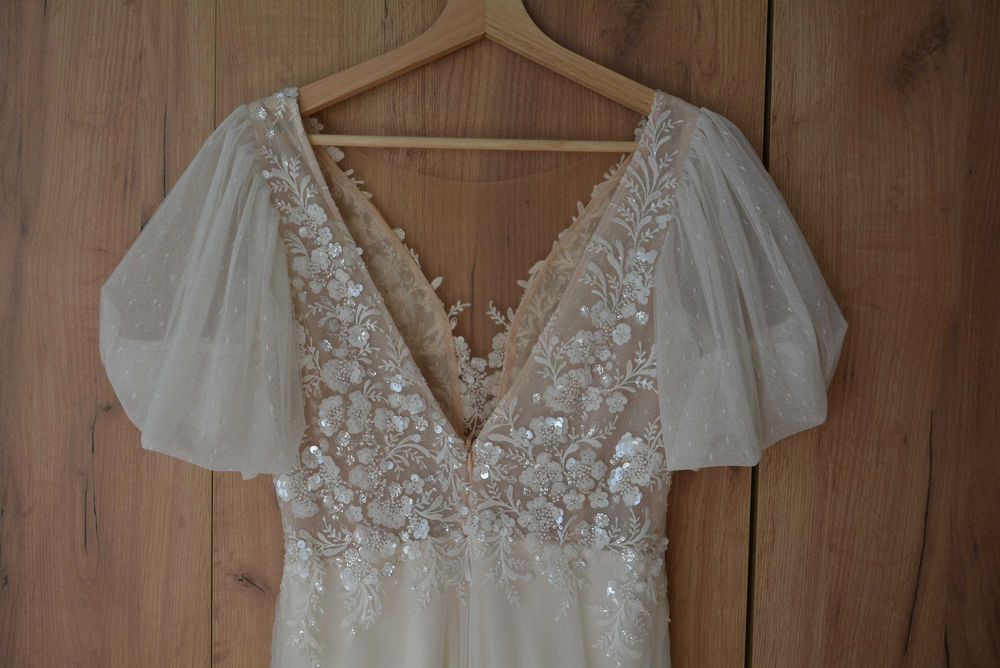 Tiulowa suknia ślubna z bufiastymi rękawkami