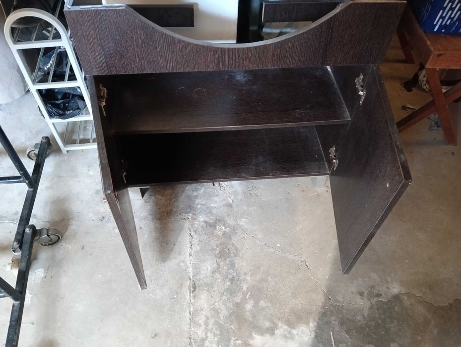 Móvel de casa de banho cor castanho