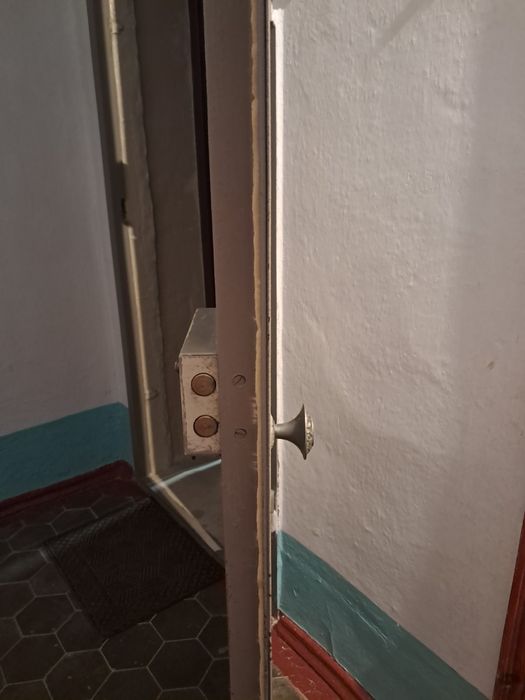 Продам металлическую входную дверь