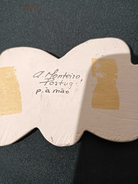 Placa cerâmica pintada à mão “Quarto da Carina” – decoração única