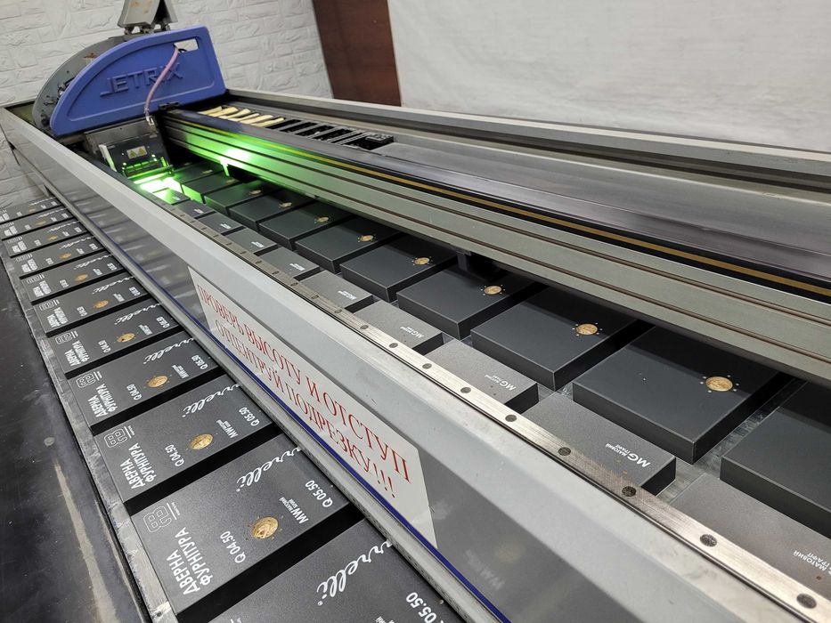 УФ-печать на пленке,пластике,акриле,ПВХ,МДФ,стекле,холсте,банере