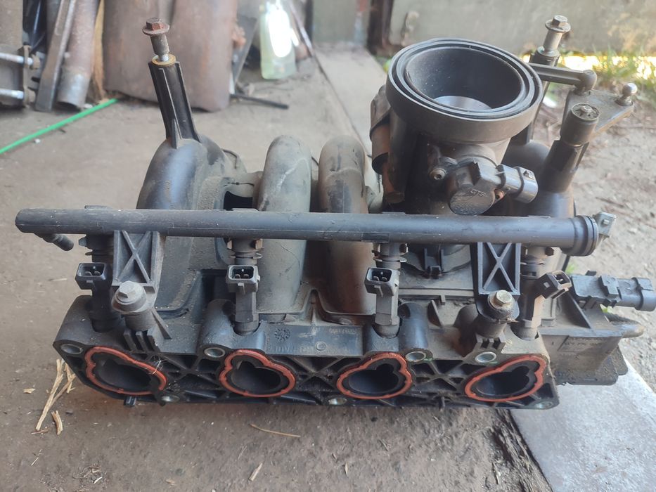 Впускной коллектор Амулет astra h ford, focus c-max 1,8 бензин renault