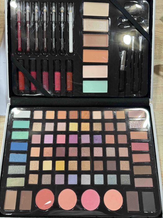 Набір декоративної косметики в алюмінієвому кейсі рожевий та срібний