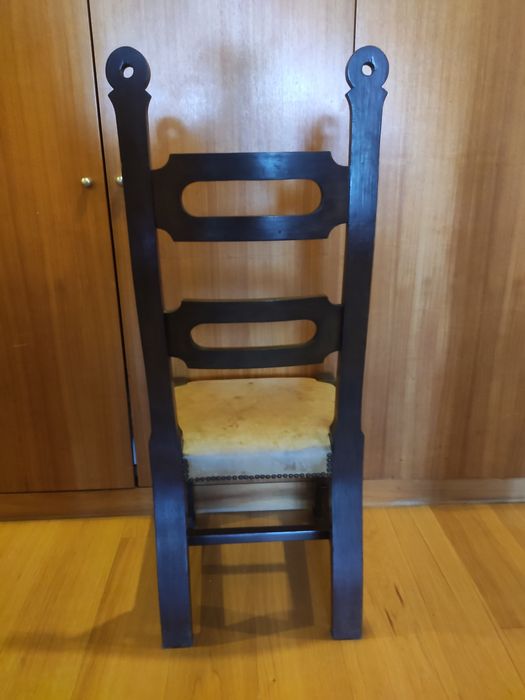 6 cadeiras em madeira com estofo em couro