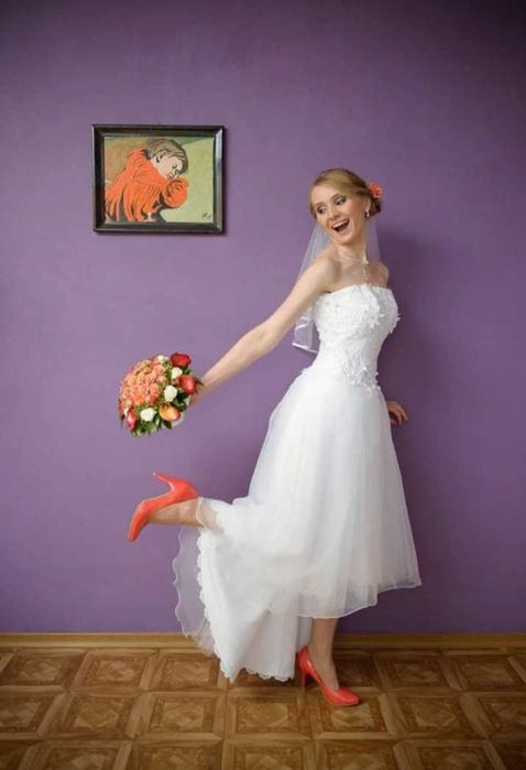 Biała asymetryczna suknia ślubna krótszy przód i koronkowy gorset XS/S