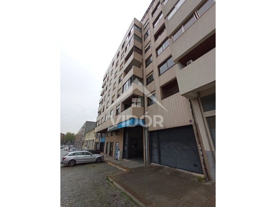 Garagem Parqueamento na Av. Comendador Ferreira de Matos