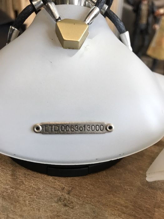 Busto I robot com sensor led coleção numerada