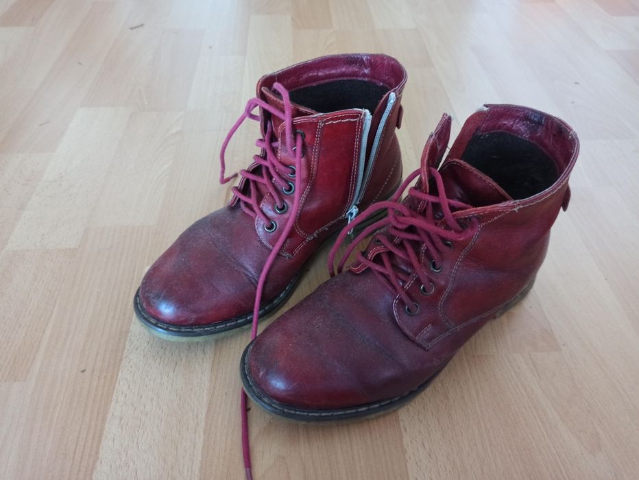 Czerwone trzewiki, buty jesienne