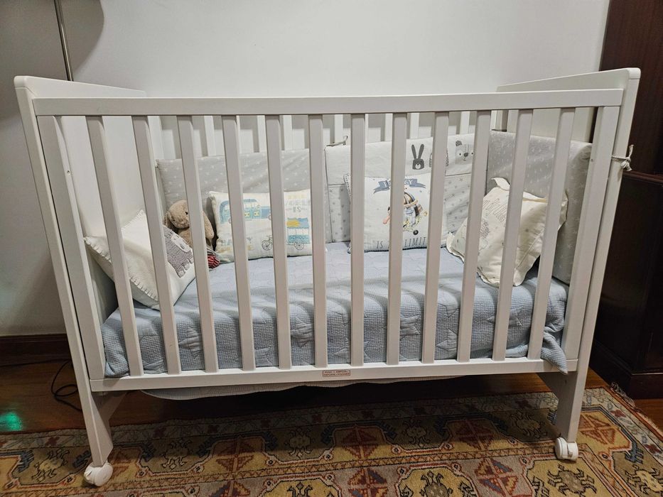 Cama trama com colchão, em excelente estado.
