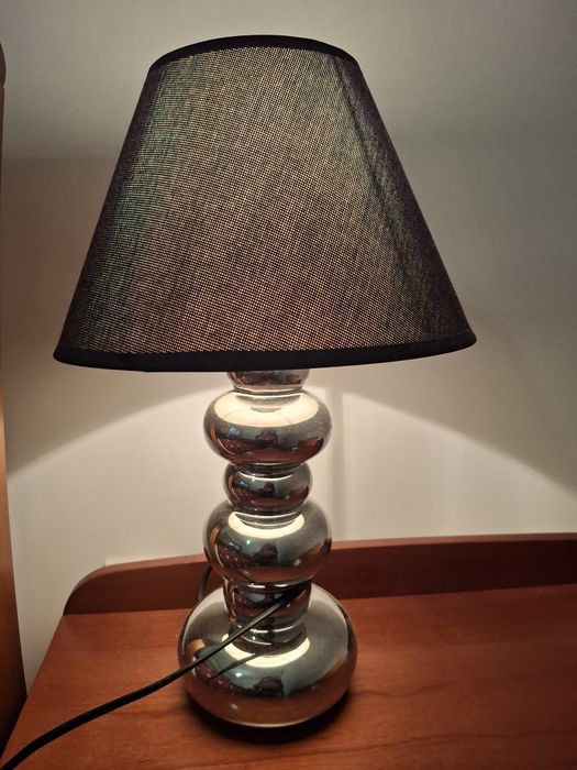 2 candeeiros de mesa prateados com abajur preto