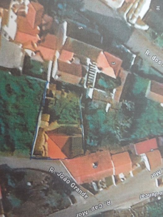 Moradia antiga, anexos, garagem e quintal