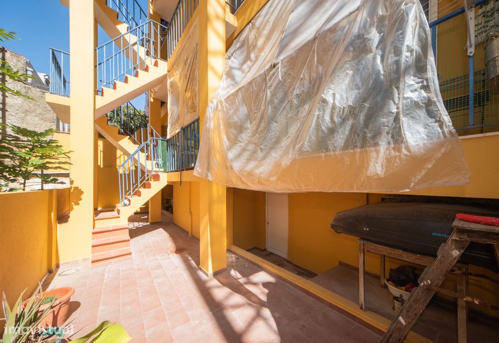 Apartamento T2+1 com cave e espaços adicionais na Tv. Nazaré, Lisboa