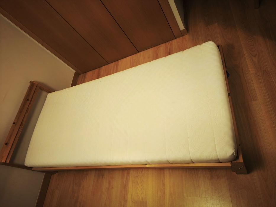 Cama individual com estrado e colchão