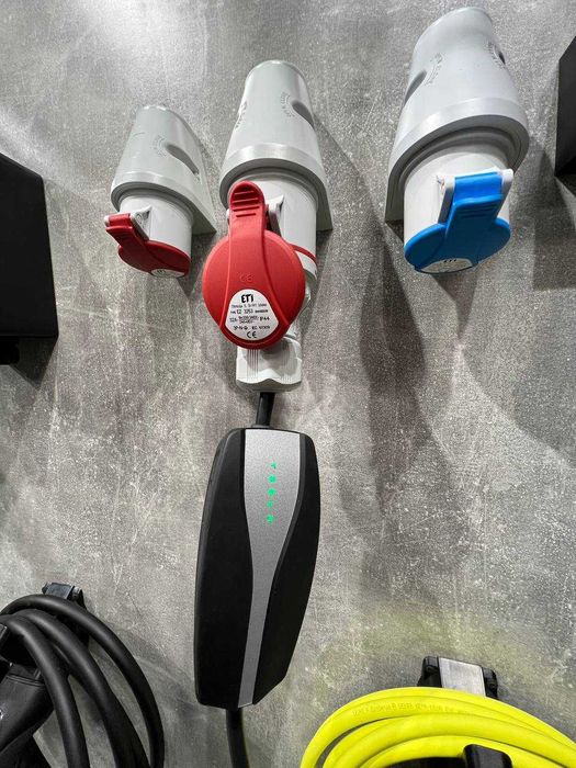 Оригінальний червоний штекер для зарядного пристрою Tesla (32А, 7 kWt)