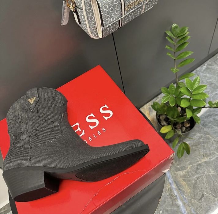 Ботильоны казаки Guess