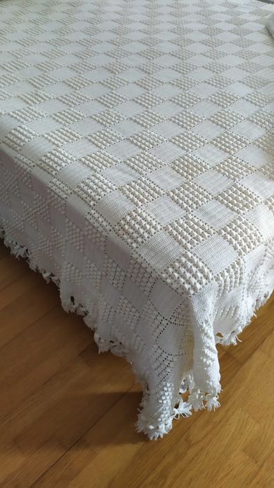 Colcha em renda feito à mão