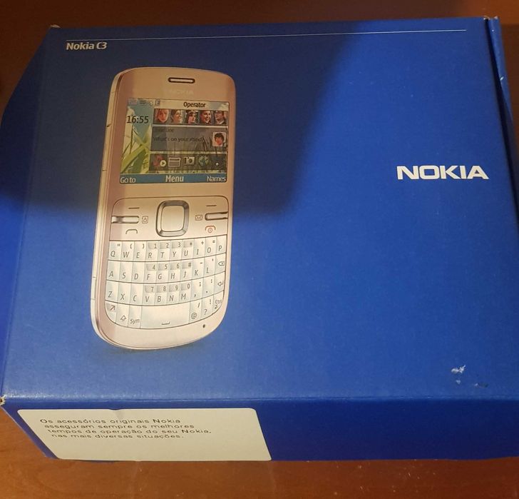 Telemovel NOKIA com acessorios.