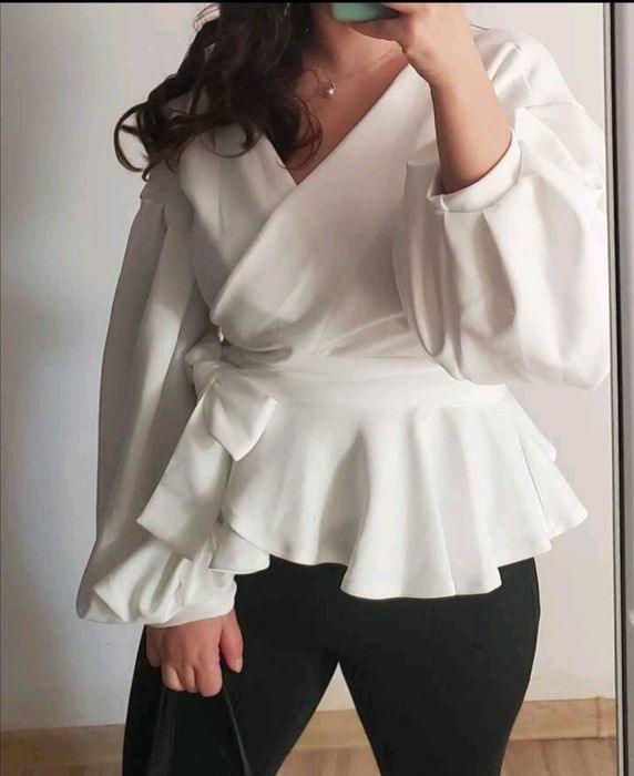 Śliczna bluzka kopertowa z baskinką rozmiar L