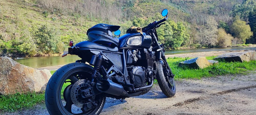 Yamaha XJR 1200.