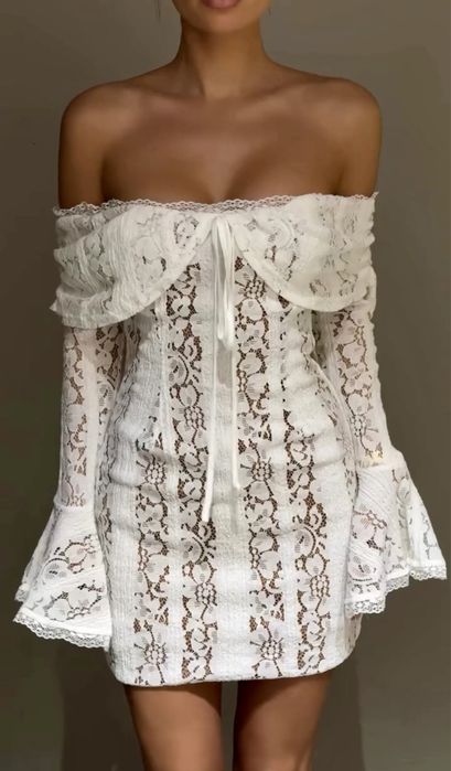 Платье кружевное с открытыми плечами мини