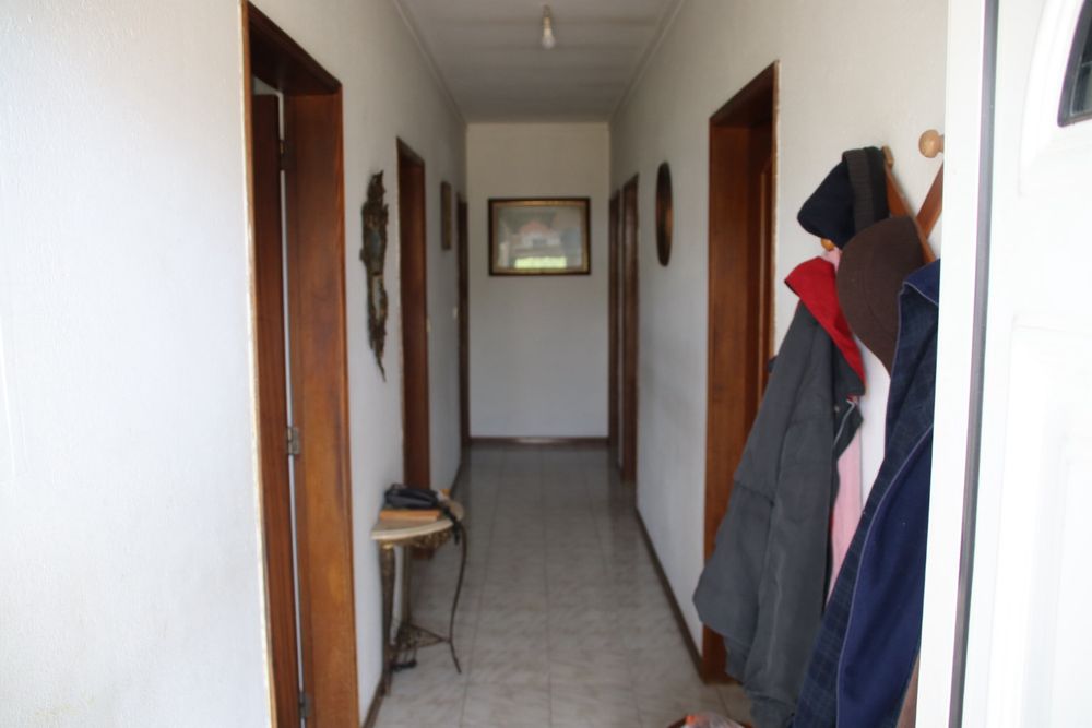 Terreno  com moradia T3 e com furo .