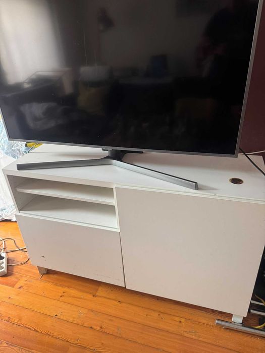 Móvel de TV branco com arrumação