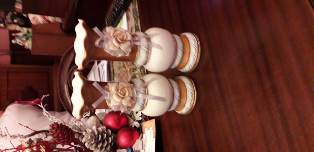 Duas jarras com rosa