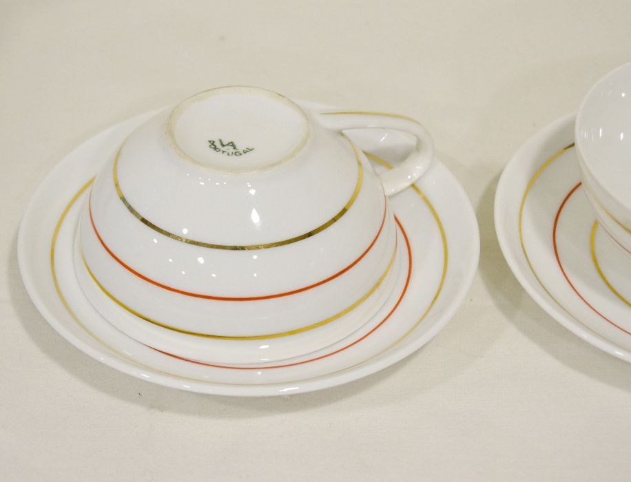 Par de chávenas de chá com pires, em porcelana da Vista Alegre