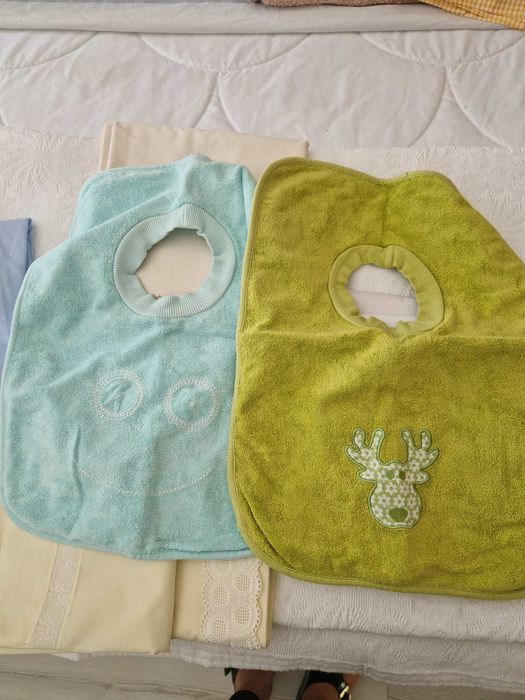 Vendo lençóis de berço pequeno e 2 babetes plastificados