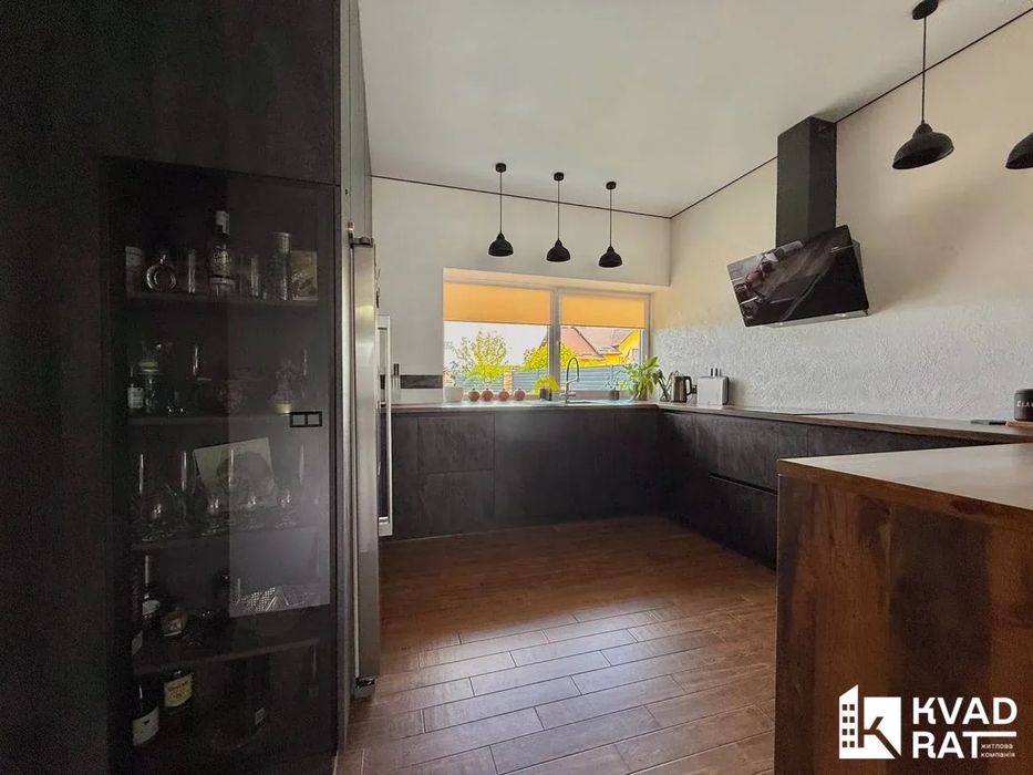 Одноповерховий будинок із якісним ремонтом та басейном