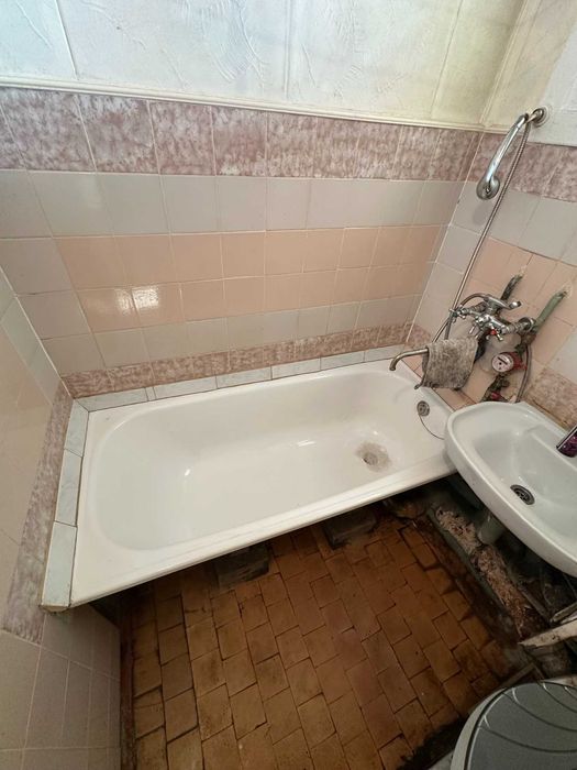 Однакомнатная Пр. Воскресенський 32 срочно продам