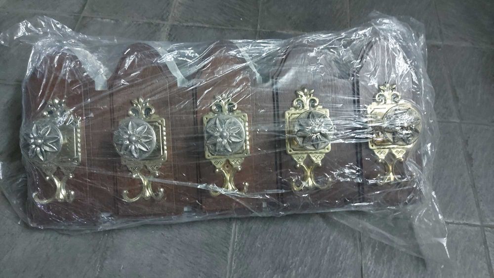 Cabide parede em madeira maciça