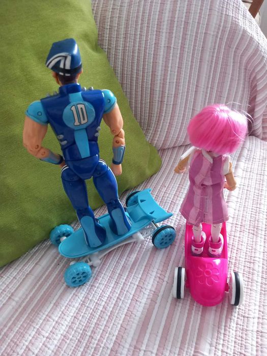 Vila moleza  Sportacus & Stephanie fig. articul. c trotinete de tração