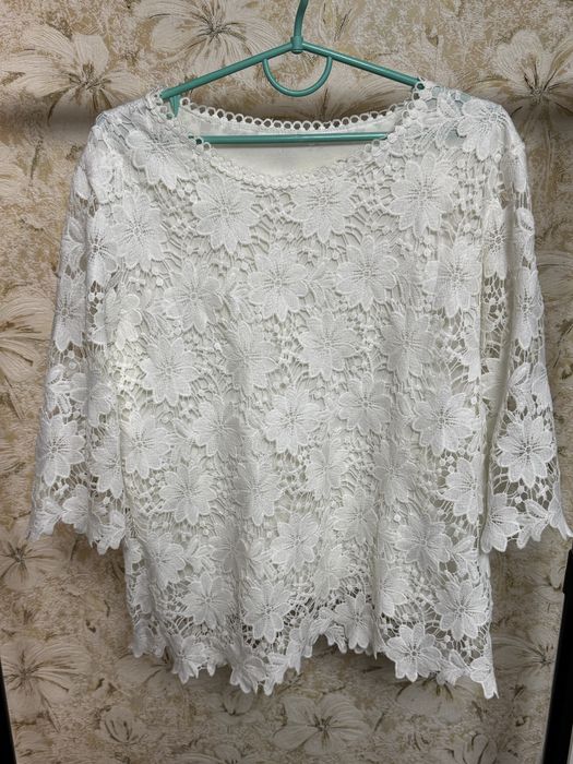 Біла мереживна блузка