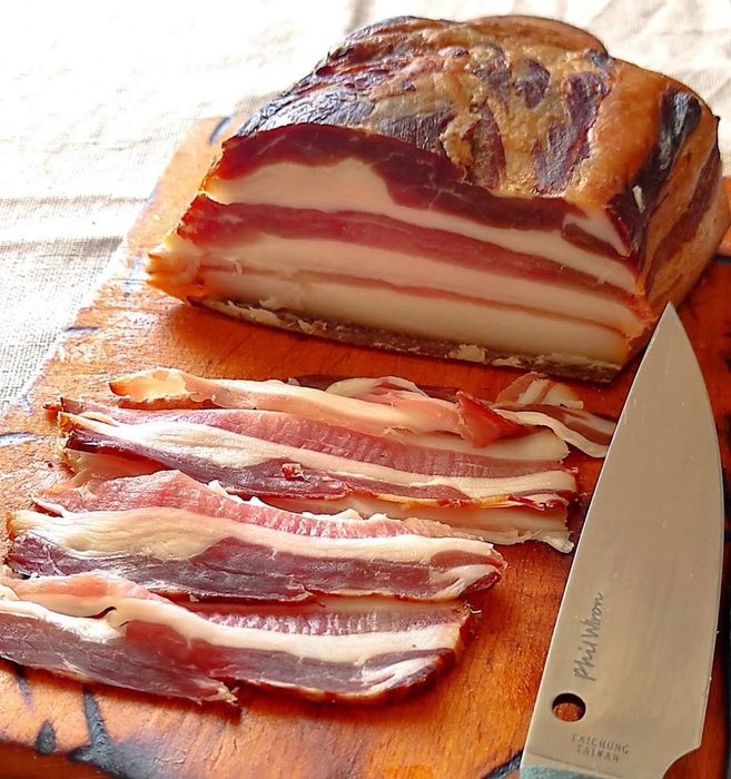 Закарпатські м‘ясні сирокопчені шовдарь хамон,бекон,сало прослойка