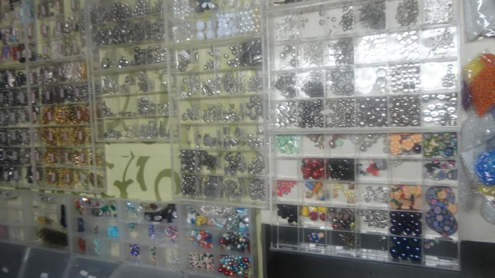 Colares pulseiras e milhares de pedras
