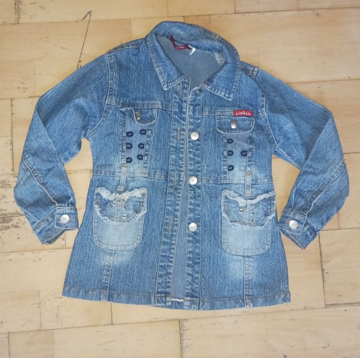 Jeansowa kurtka na dziewczynkę.