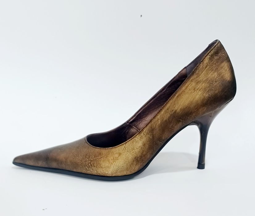 Sapato stileto em pele genuína fabrico nacional.