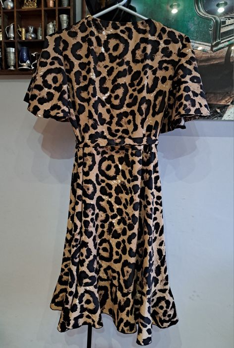 Sukienka wiązana w pasie