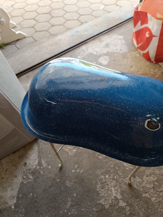 Bidé em esmalte azul
